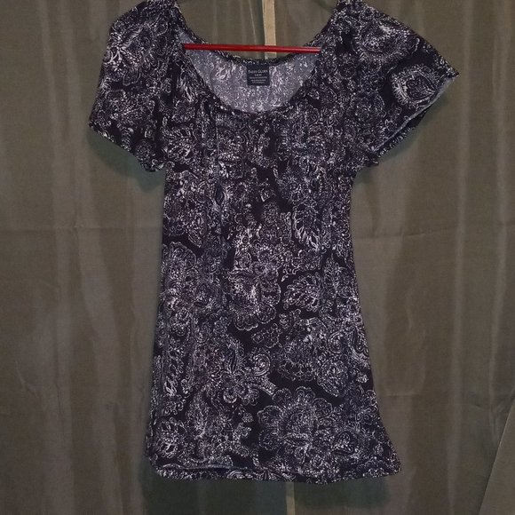 Black & White Flower Design T-Shirt. - Picture 1 of 5